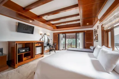 Hillside con vasca da bagno sulla terrazza — Thavorn Beach Village Resort & Spa Phuket