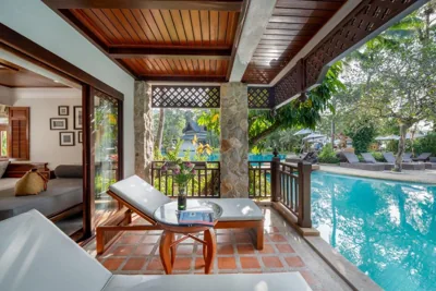 Lagoon Pool Access con vasca da bagno — Thavorn Beach Village Resort & Spa Phuket